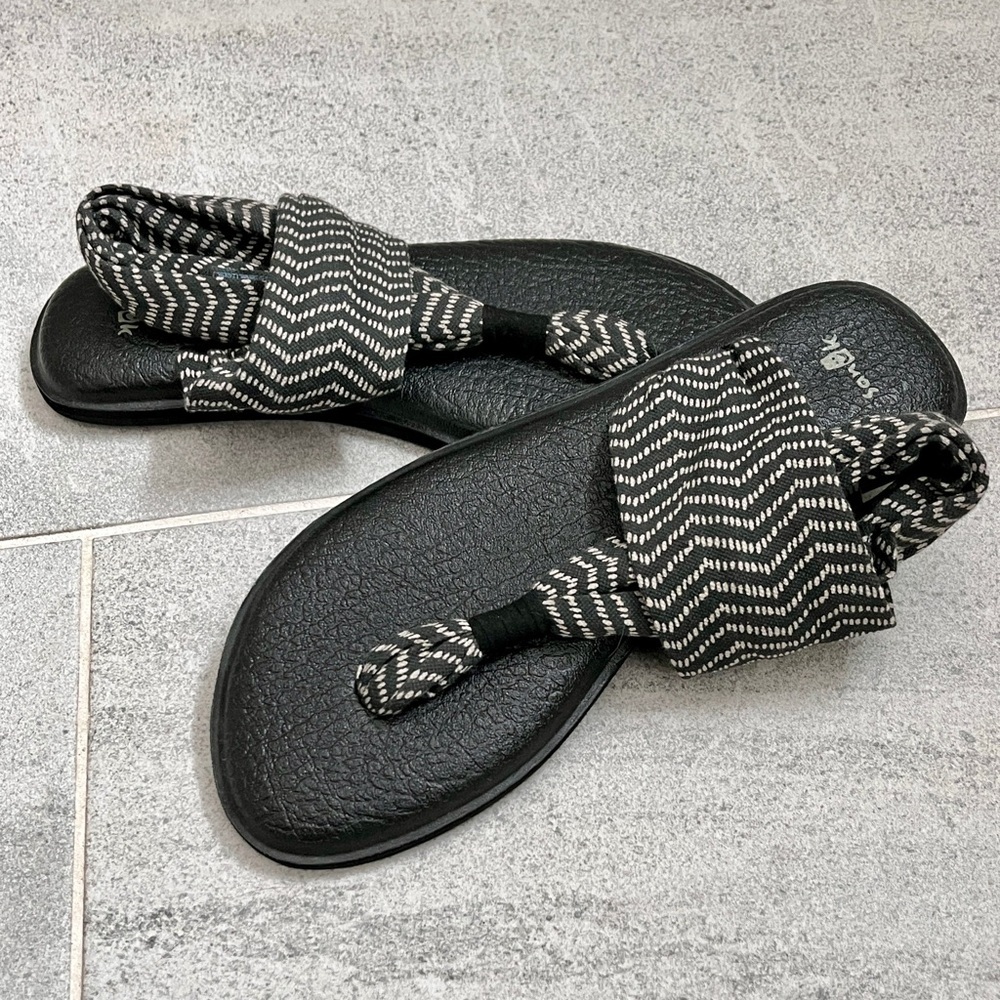 Sanuk Yoga Sling Sandals with a Black and White Pattern Size 8